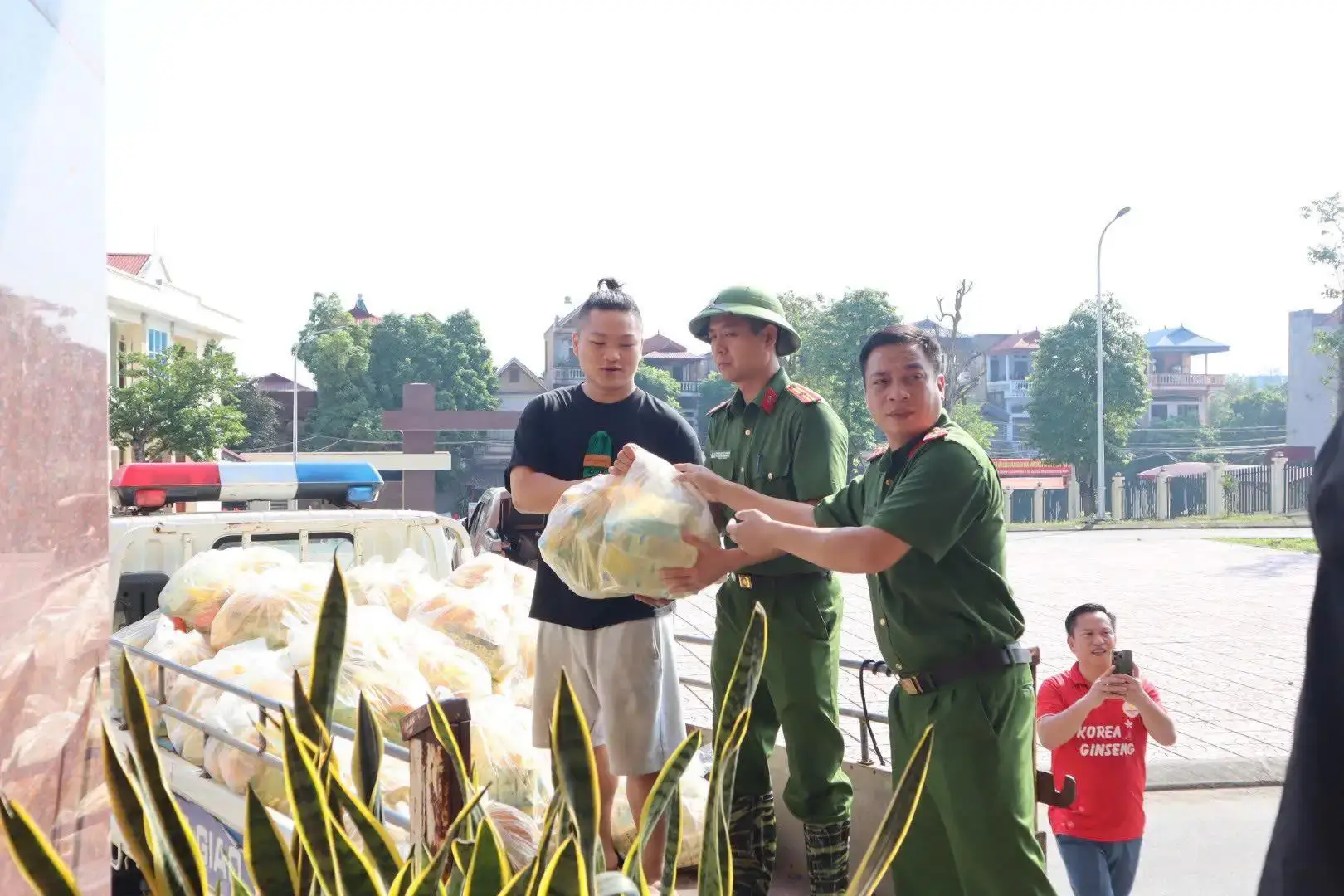 Công an xã Yên Thế và KOJA MART hỗ trợ đồng bào vùng lũ