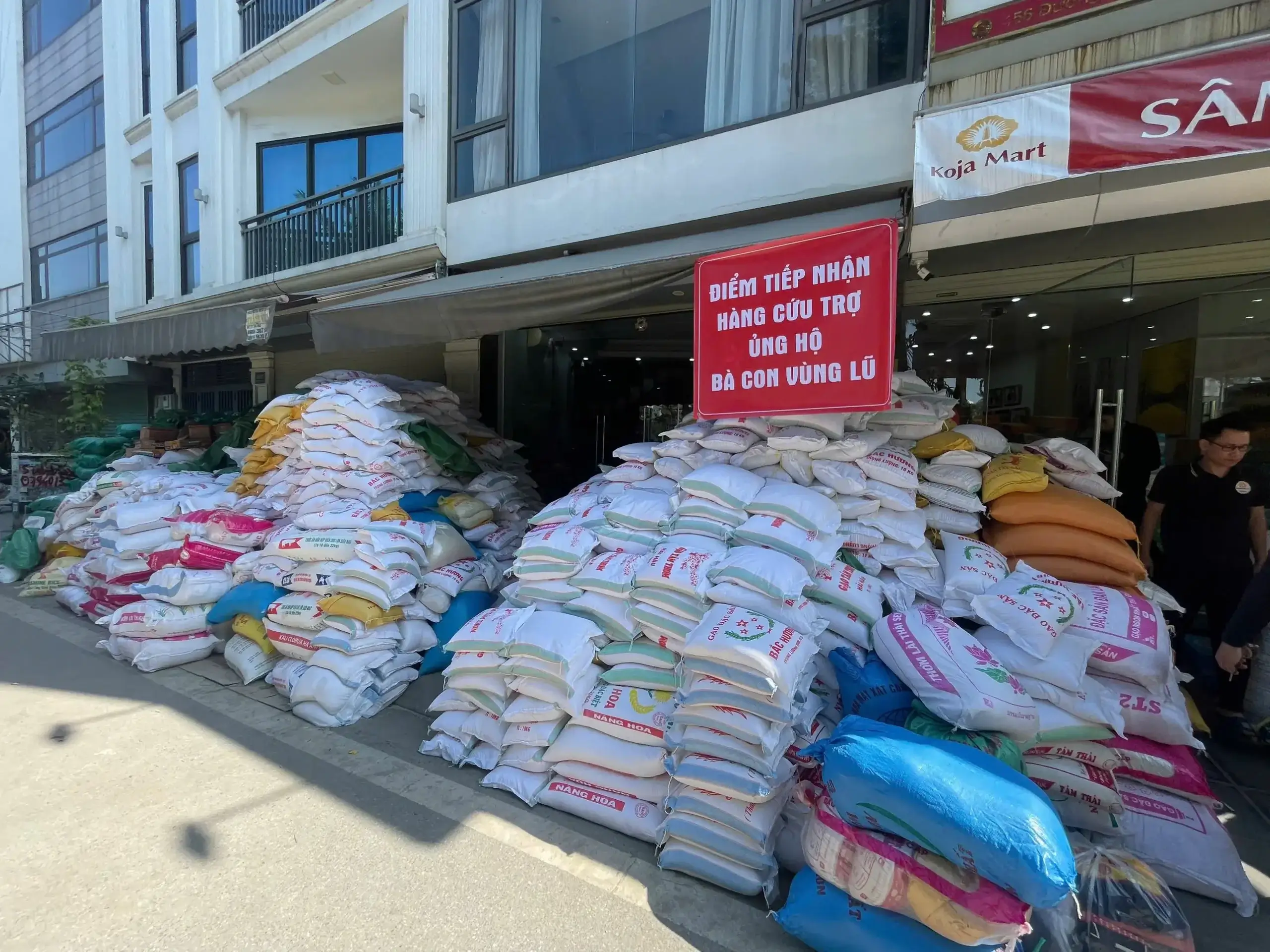 Hàng trăm tấn gạo và nhu yếu phẩm gửi yêu thương đến miền Trung